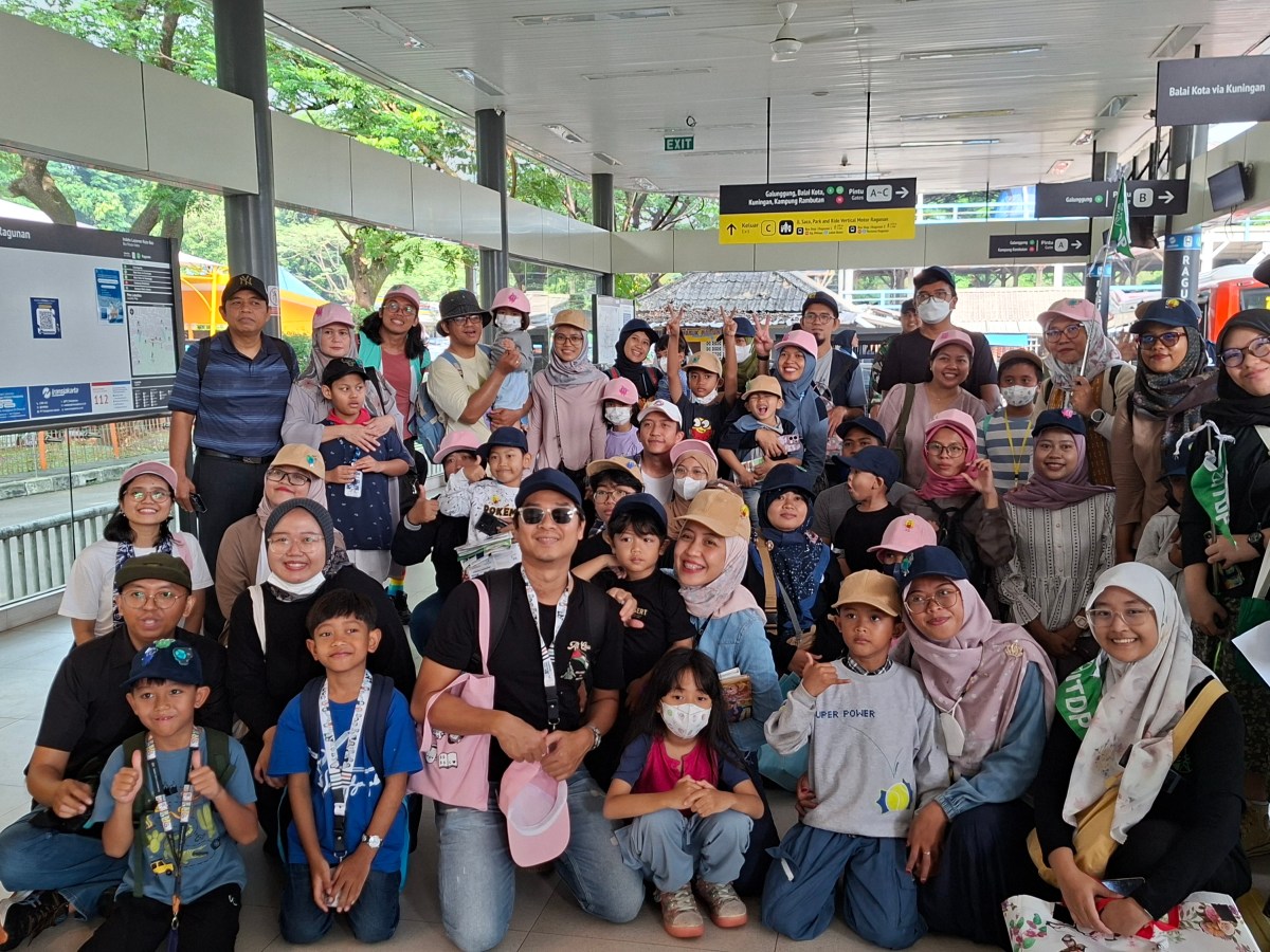 Kurangi Polusi dengan Jelajah Kota dan Kata naik Bis&nbsp;Listrik